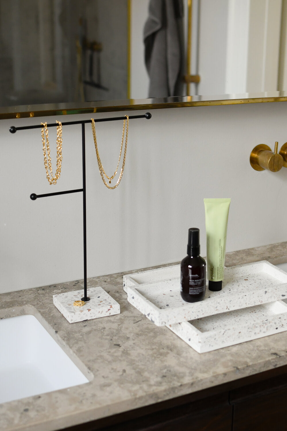 Smykkestativ m. terazzo fod, Sort - H33,5 cm